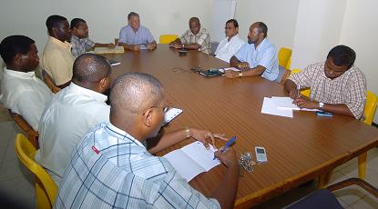 Le Ministre Meriton (en face, 2e � partir de la droite) veut une bonne organisation et une bonne r�colte de m�dailles d�or
