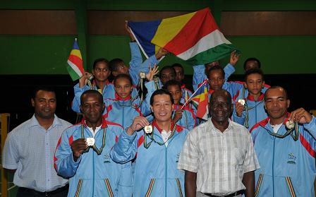 Photo souvenir du Vice-Pr�sident Belmont (premier rang, 2e de la droite) avec les joueurs seychellois et leurs entra�neurs