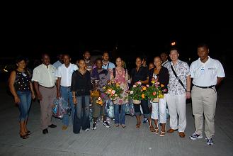 Photo de famille des raquettes seychelloises auxquelles se sont joints M. Rose, Mlle Rousseau, M. Auguste, et les autres membres de la d�l�gation seychelloise