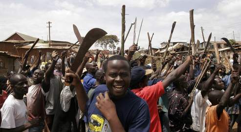 Arm�s de machettes, des partisans du d�put� d'opposition assassin�, Melitus Mugabe Were, ont fait monter la violence d'un cran, mardi � Nairobi.